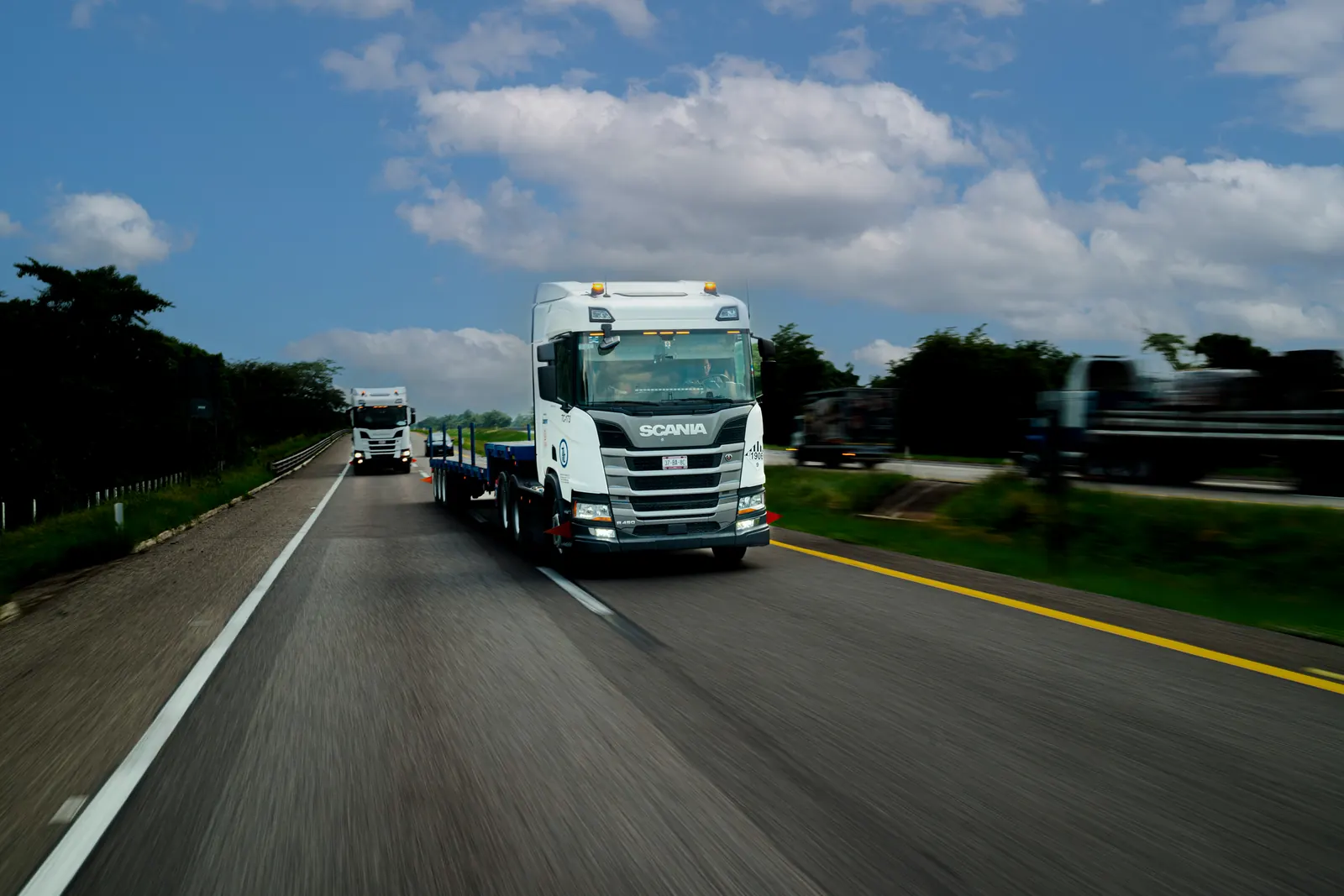 Tractocamión Scania de la flota en carretera